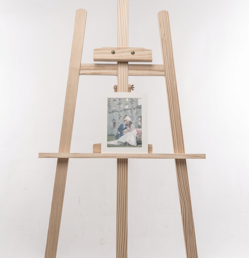 Fine Art wedding print displayed within a white passe-partout — resting on soft linen folds, evoking purity and quiet elegance. Tirage de mariage Fine Art présenté dans un passe-partout blanc — posé sur des drapés de lin, empreint de pureté et d’élégance silencieuse.