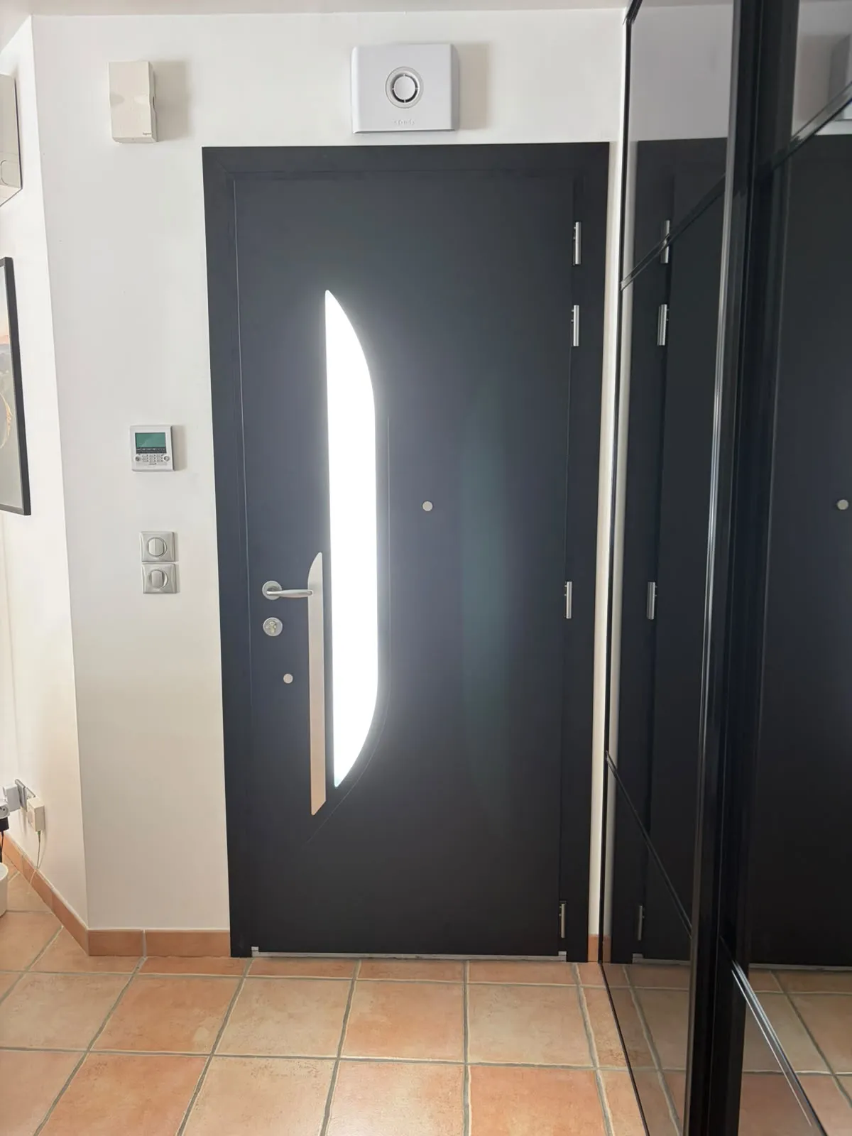 Porte d’entrée sombre vitrée vue de l’intérieur — AFermetures