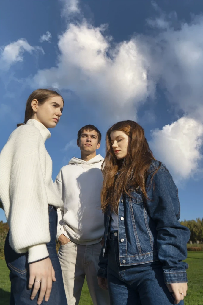 Arkadaş grubunda yer alan ergenlerin sosyal etkileşim ve arkadaş çevresi dinamiklerini yansıtan bir sahne