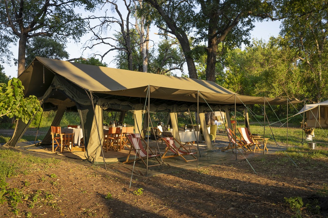 Kujwana Delta Ride, Okavango Delta Botswana. matbord uppdukat i Okavangos bush. Frukost på ridsafari.