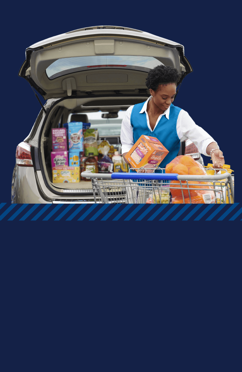 Imagen de una mujer que sonrie con su carrito de compras lleno