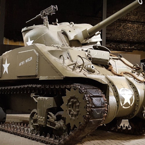 在奥弗隆战役后遗留下来的谢尔曼坦克，炮塔倾斜。