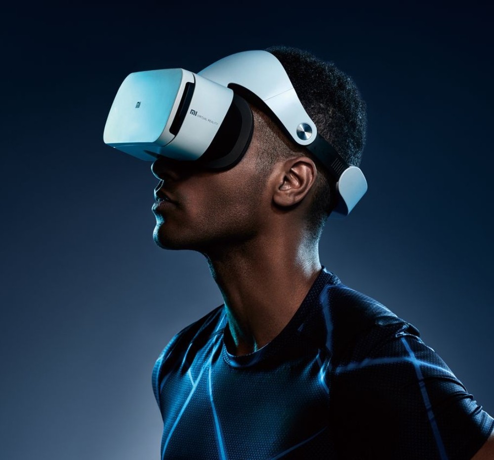 Person trägt VR Brille. Blauer Hintergrund