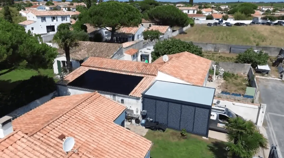 Photo d'une maison à La Couarde-sur-Mer équipée de panneaux photovoltaïques dont l'installation a été faite par Moon Énergie, powered by Solarock.
