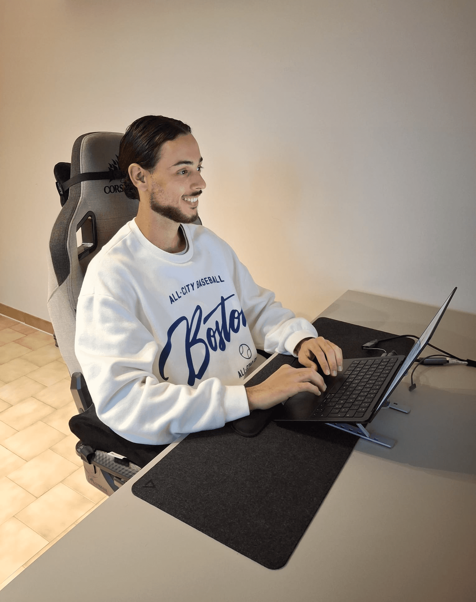 Satya, webdesigner freelance spécialisé pour les coachs sportifs, travaillant à son bureau sur un site web de coaching.