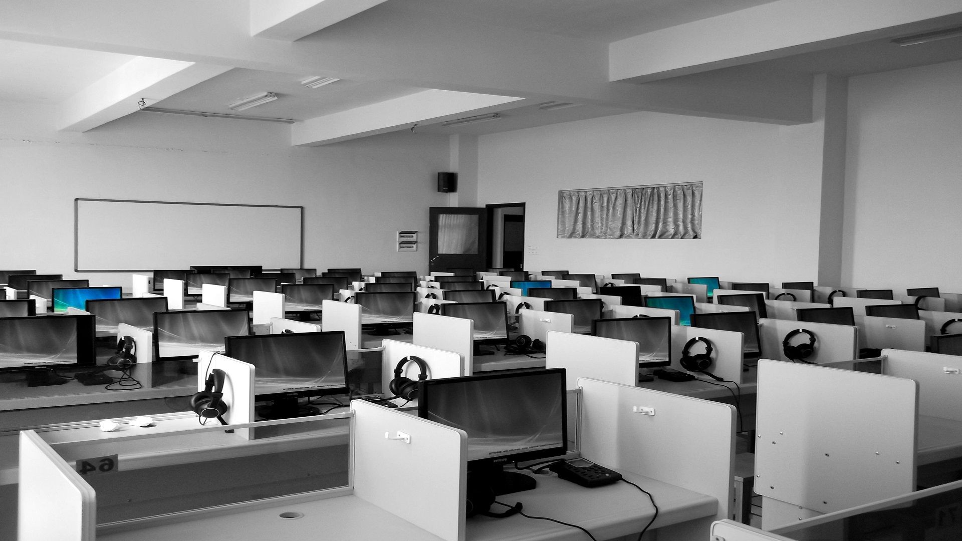 a-spacious,-empty-call-center-office-with-rows-of-desks-and-computers,-ideal-for - pixabay (pexels)