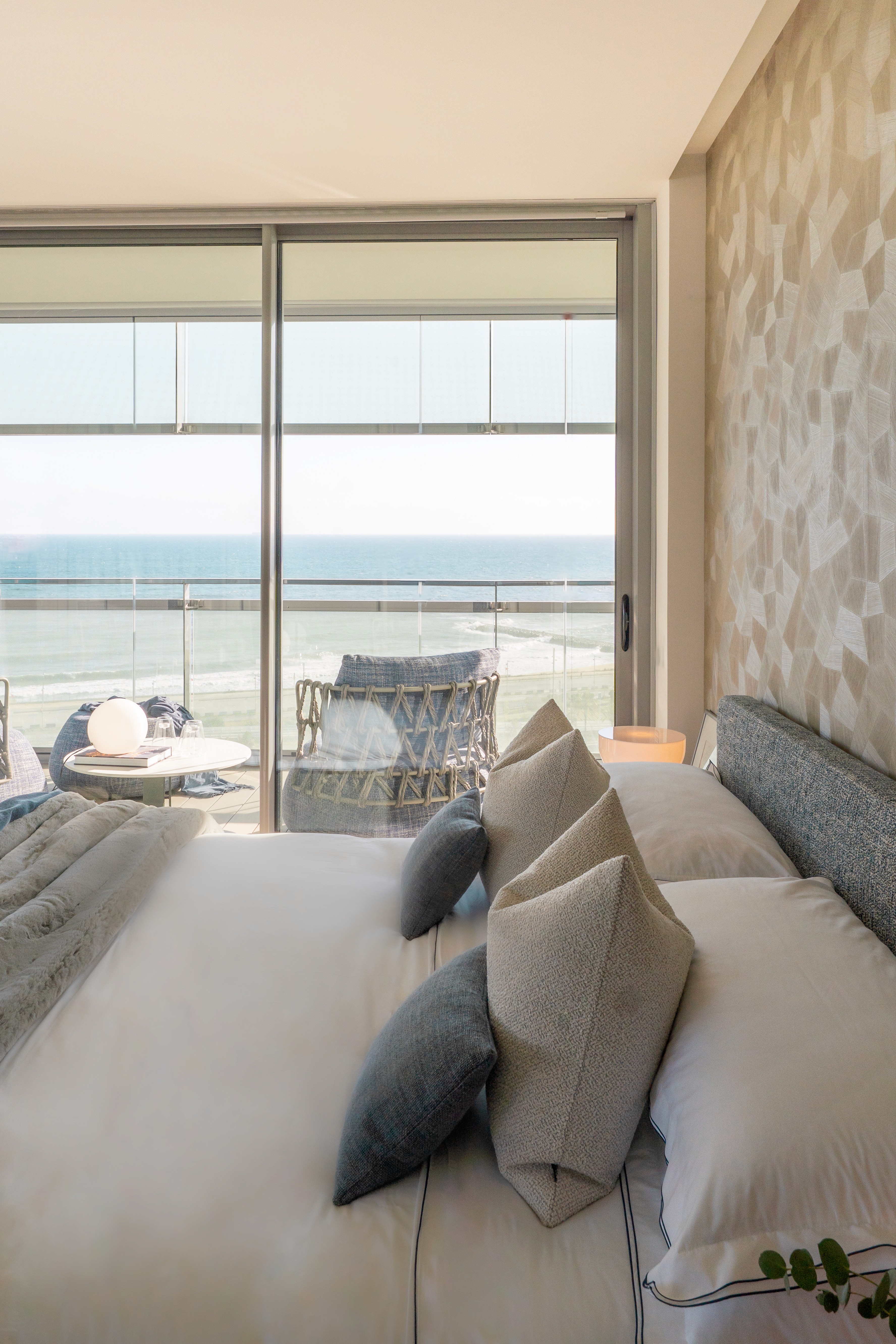 Vistas al mar desde dormitorio moderno