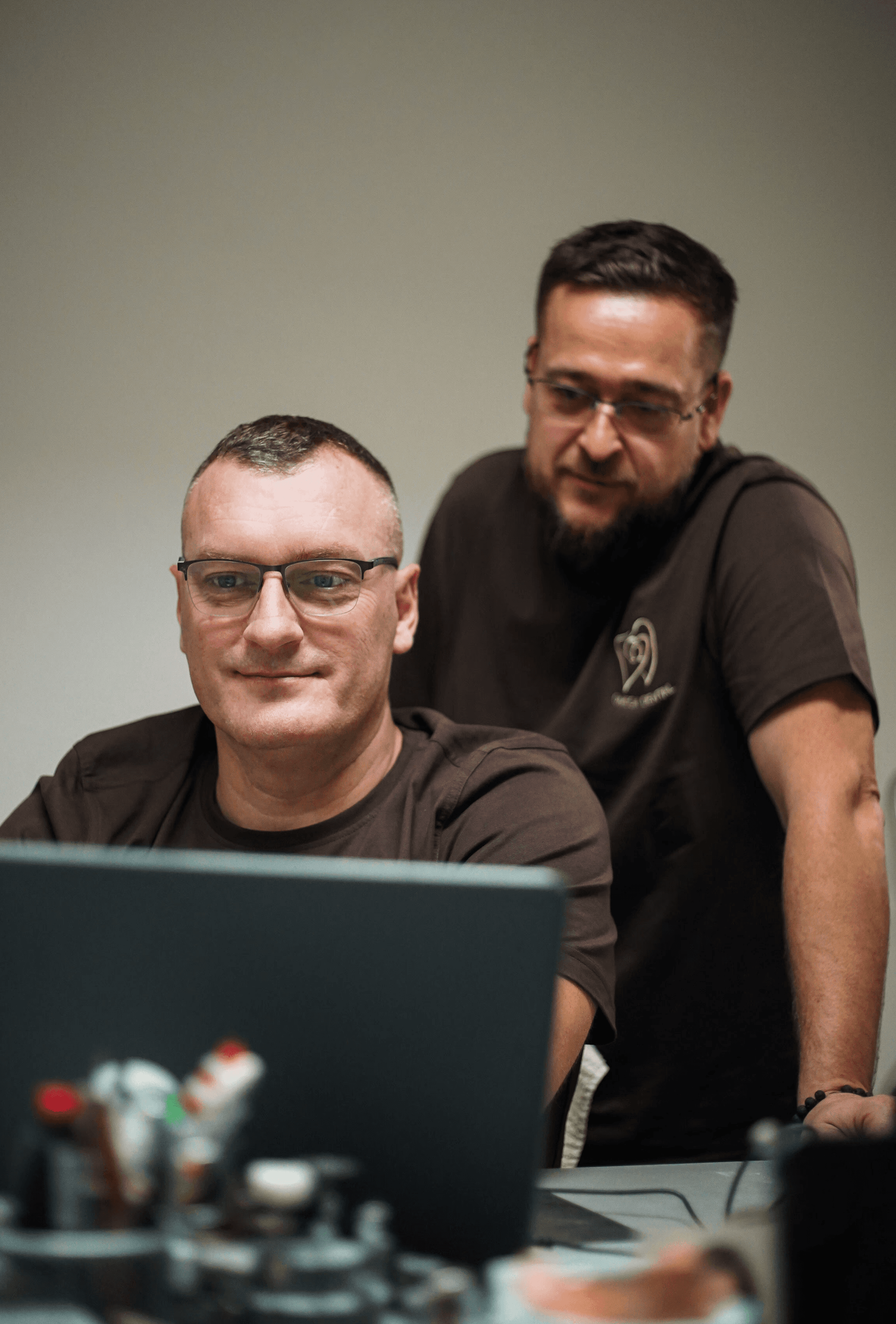 Technik kontroluje detaily zubnej náhrady v laboratóriu Omega Dental