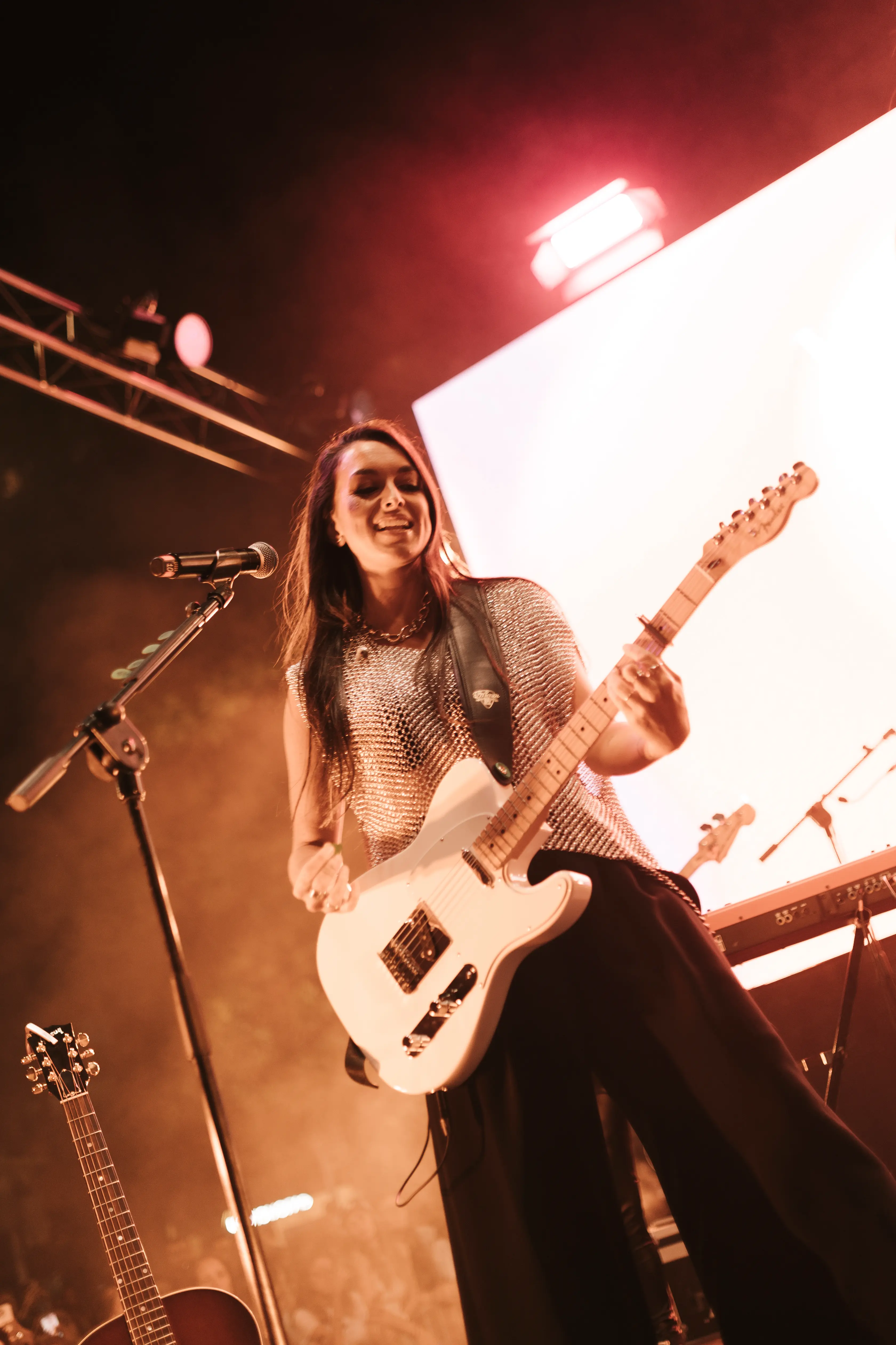 guitarrista en escenario tocando