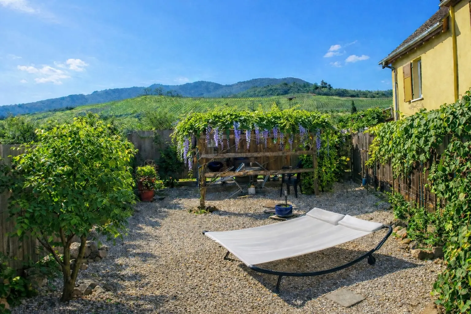 Jardin extérieur du gîte Le P'tit Coin de chez nous à Dambach-la-Ville, Alsace
