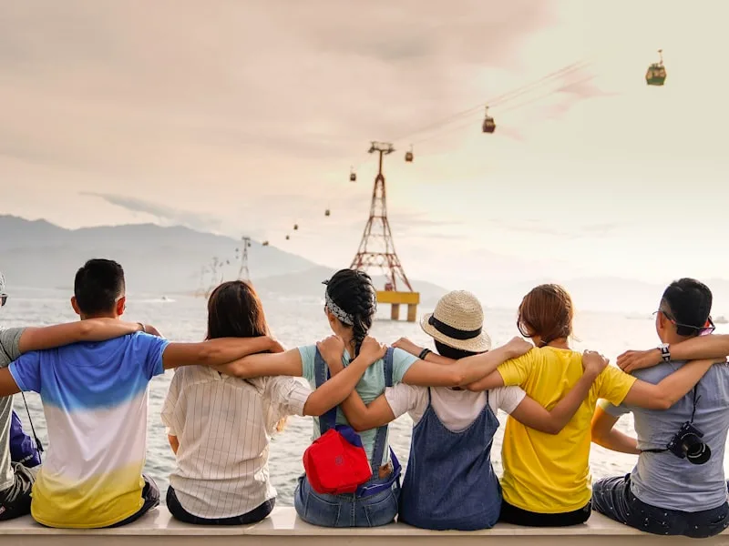 Усмихнати жена и мъж на открито