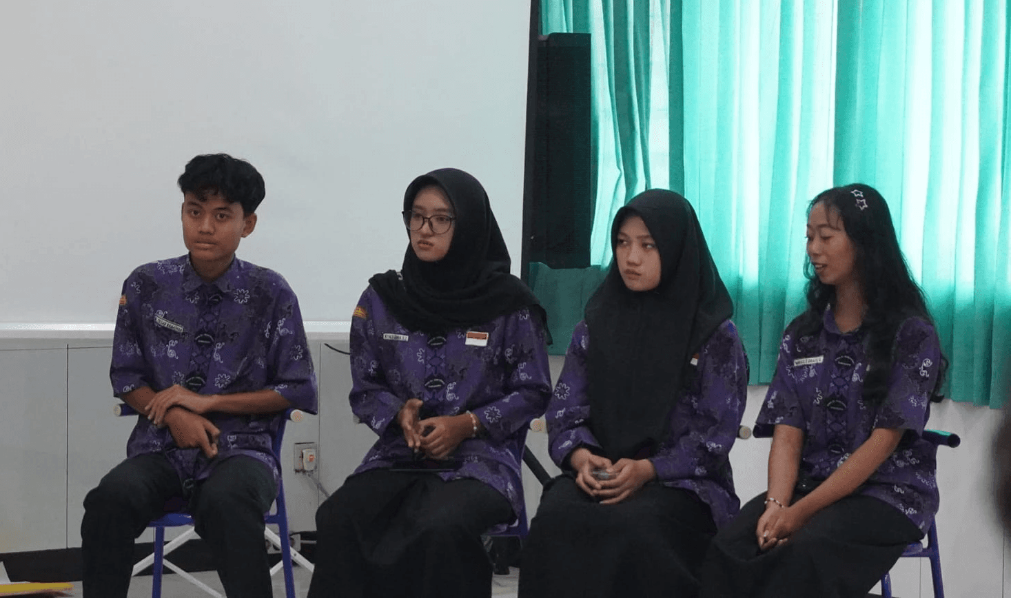 Para calon ketua duduk berdampingan. Dari kiri: Tegar, Kyalila, Syeril, Grace.