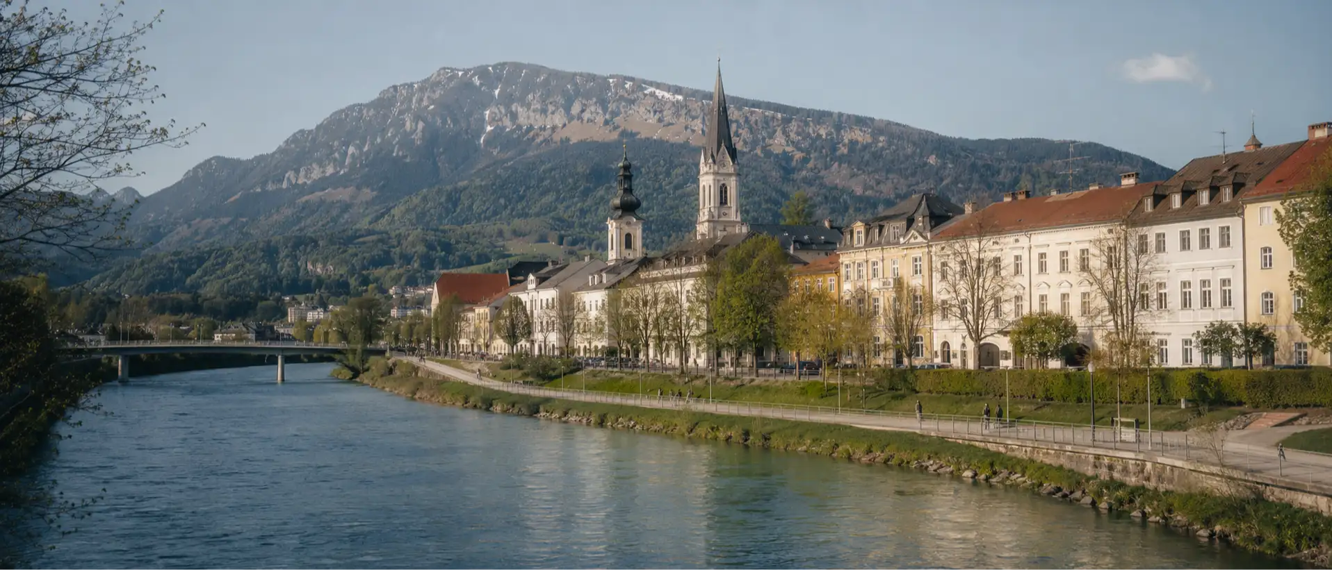 Villach mit Dobratsch im Hintergrund und Drau-Brücke, Symbolbild für Villacher Hauskrankenpflege-Markt und Drei-Länder-Eck