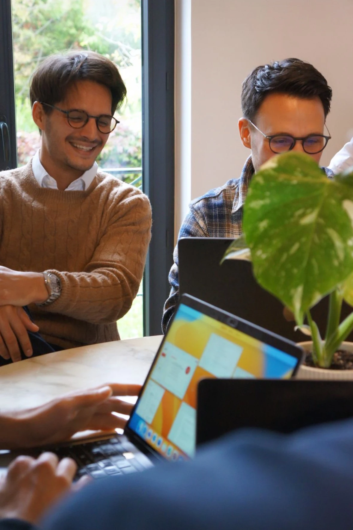 Photo de l'équipe Kidonk en discussion au bureau