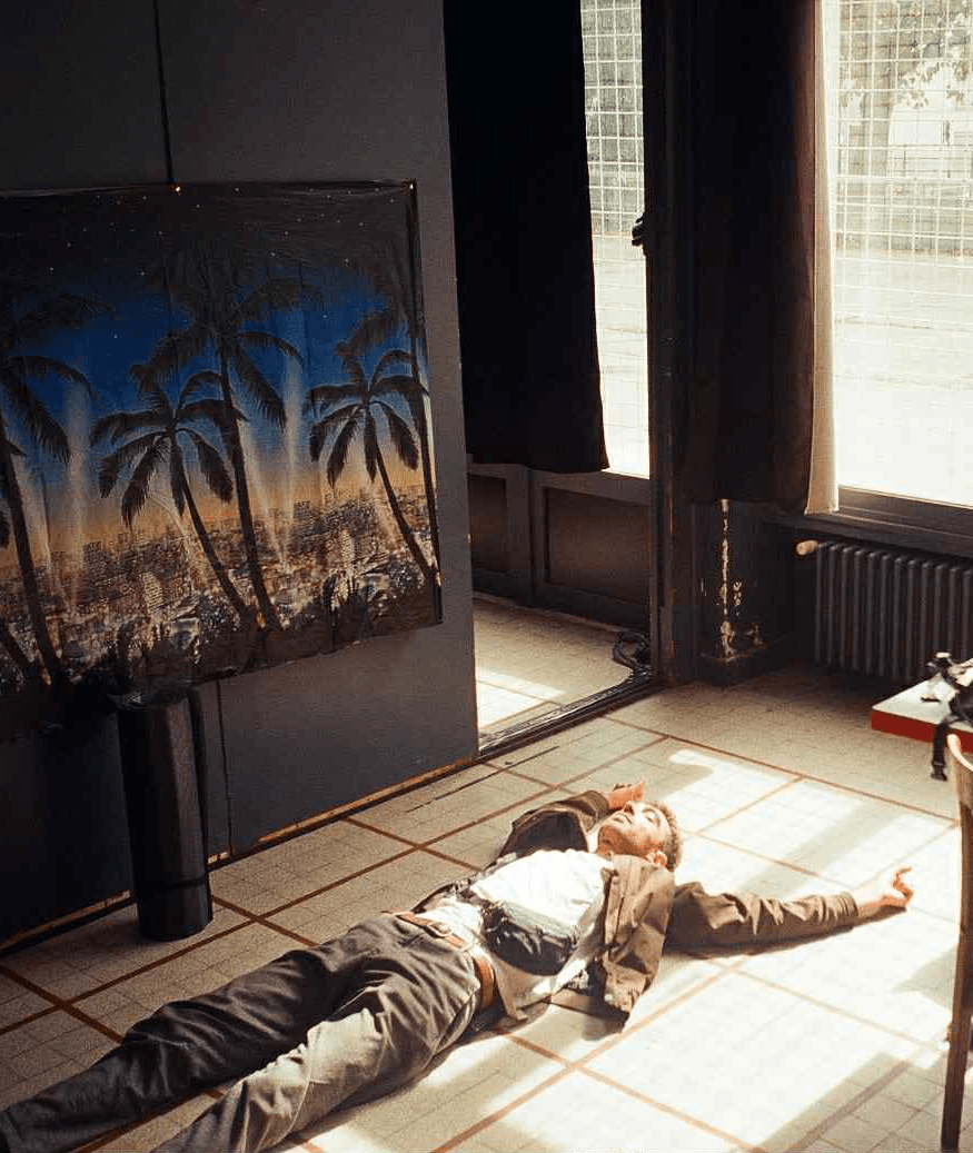 Person stand in front of a red sports oldtimer