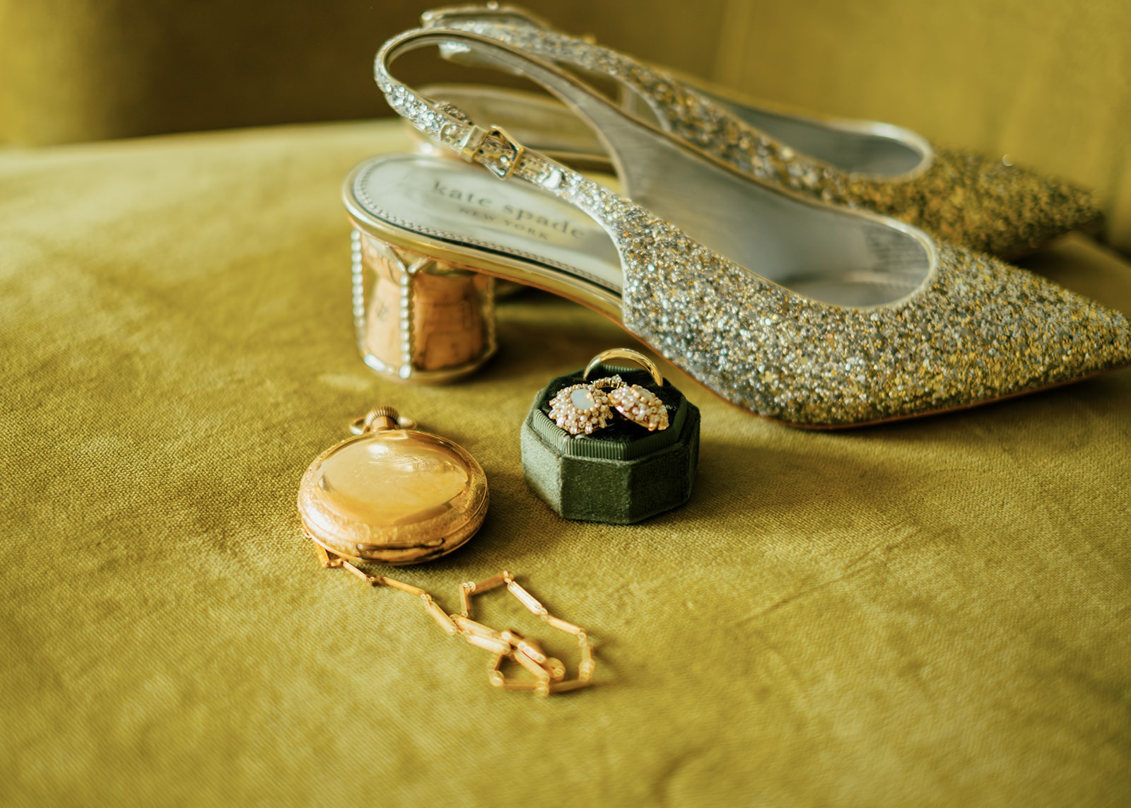 A picture of a necklace on a table