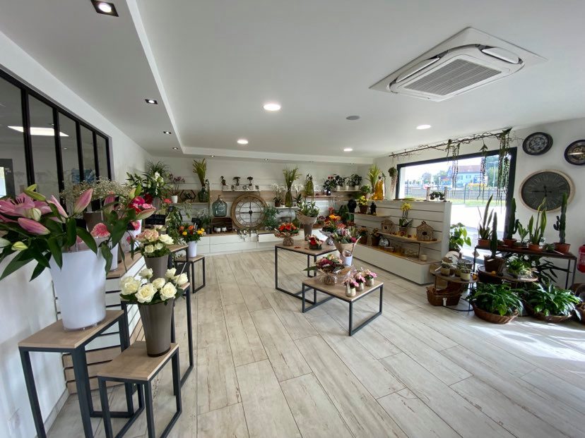 Table en bois avec compositions florales