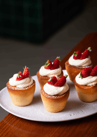 Cupcakes de fresa con crema — postre vegetariano en Faire. Tapas & Wine, Eixample