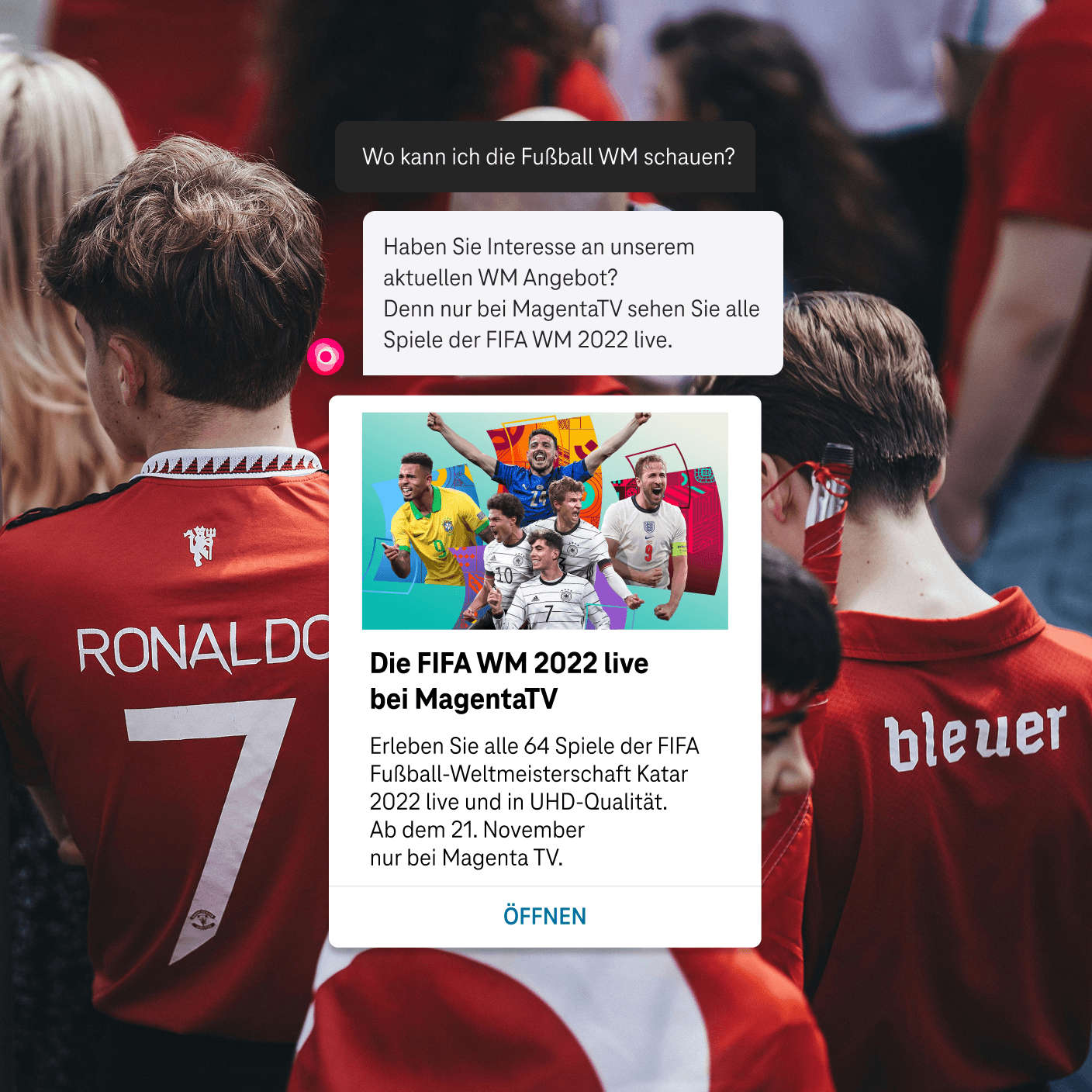 Ansicht des Magenta-Chatbots zum Thema "Wo kann ich die Fußball-WM schauen" mit einer Kachel zur "FIFA WM 2022 live bei MagentaTV" und Textlink zum Öffnen des Aangebots. Im Hintergrund eine Gruppe junger Menschen in Fussballtrikots.