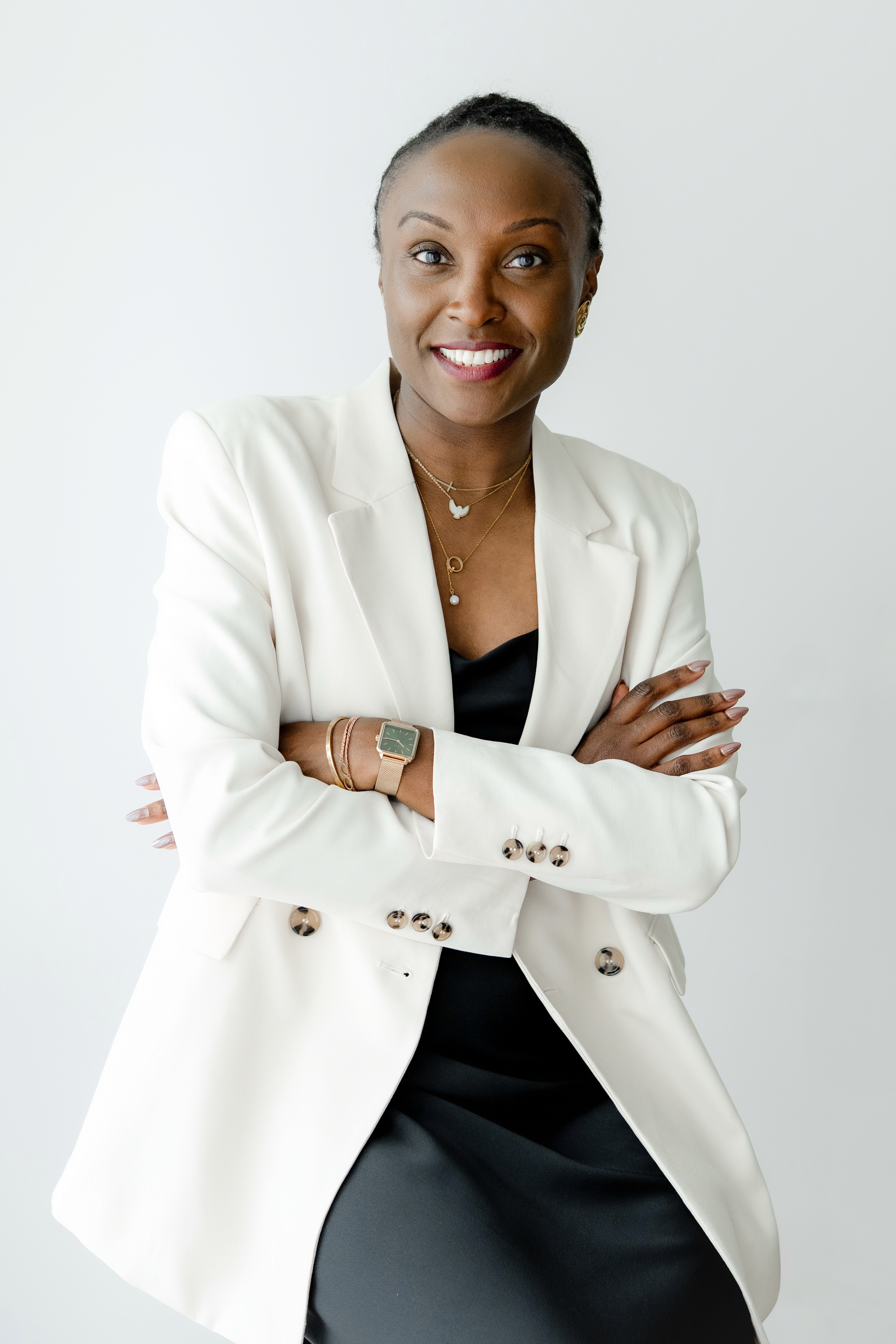 une photo de Tiphanie, la consultante ayant une posture ouverte et professionnelle