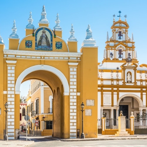 הקשת והבזיליקה של לה מאקרנה, הסמל המוכר ביותר של השכונה.