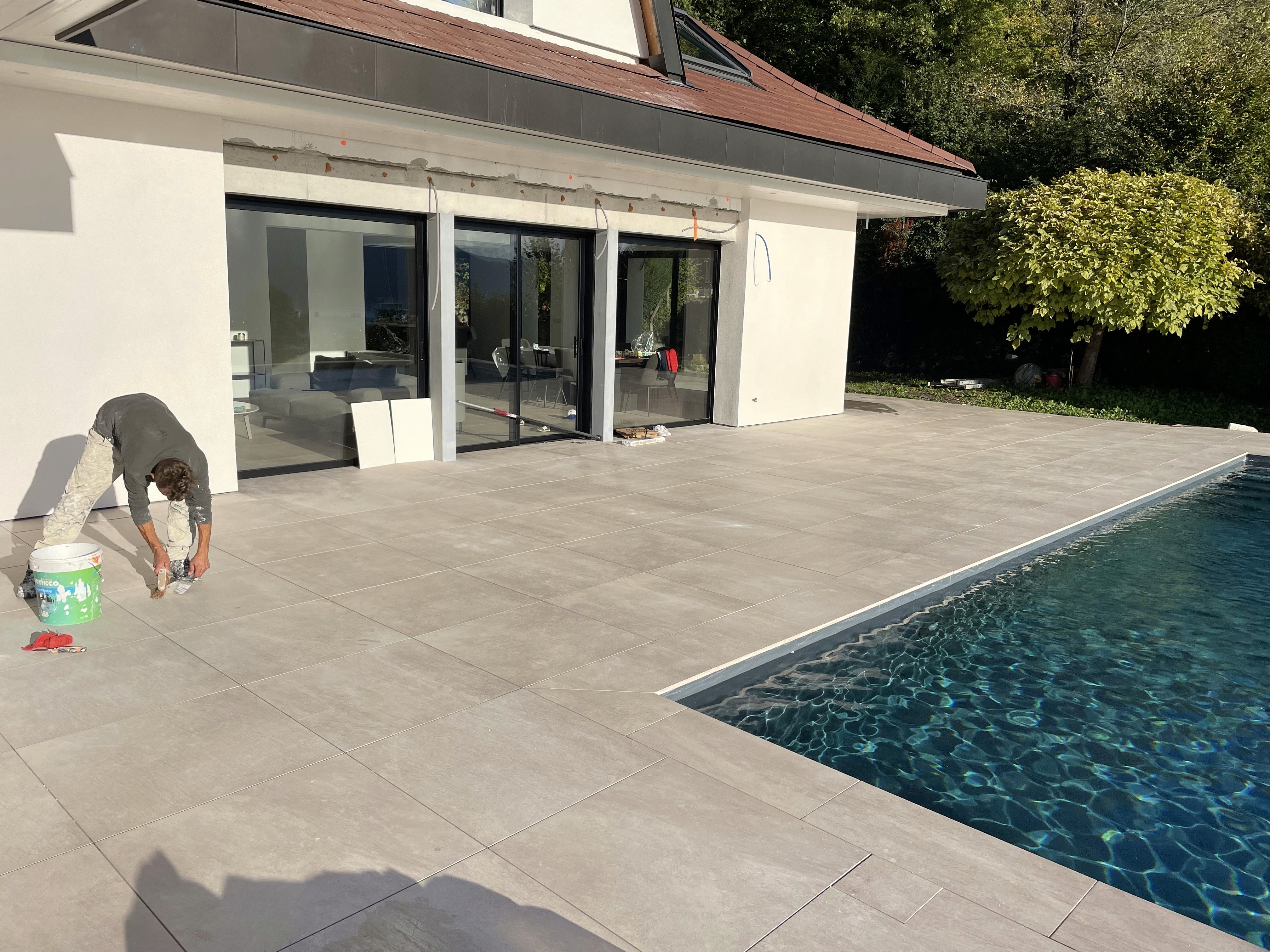 Terrasse avec piscine après travaux de finition extérieure