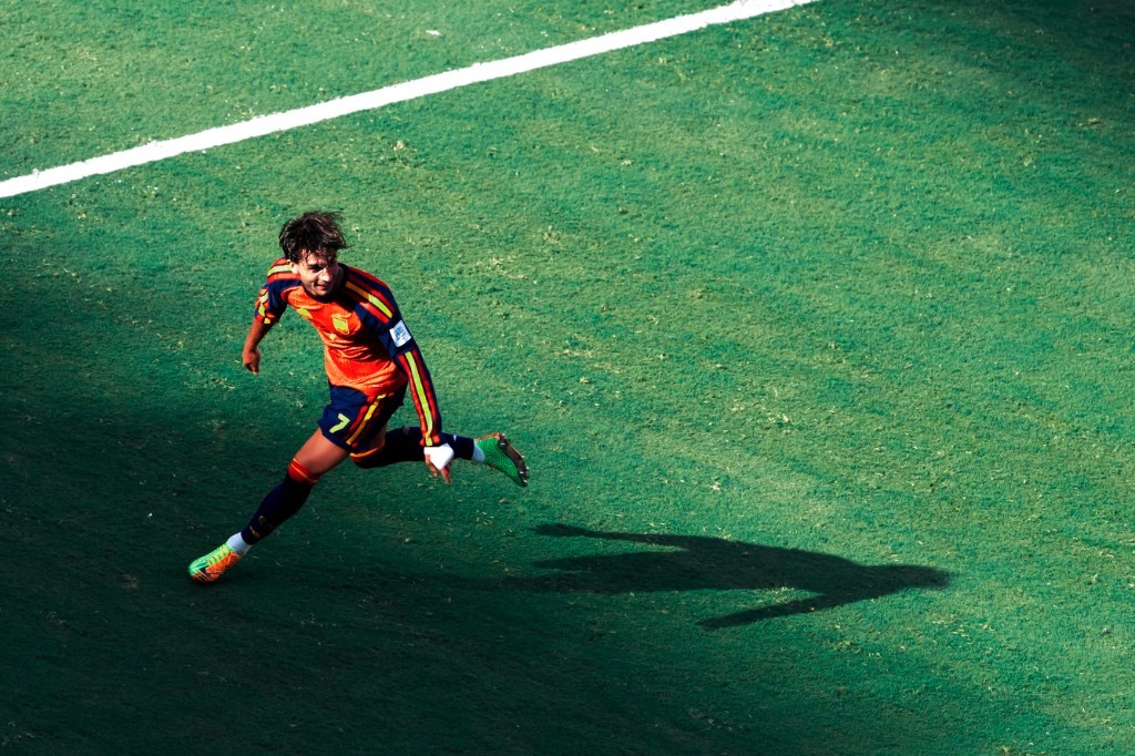 A Spain player in the number 7 jersey runs across the pitch during the 2026 World Cup final
