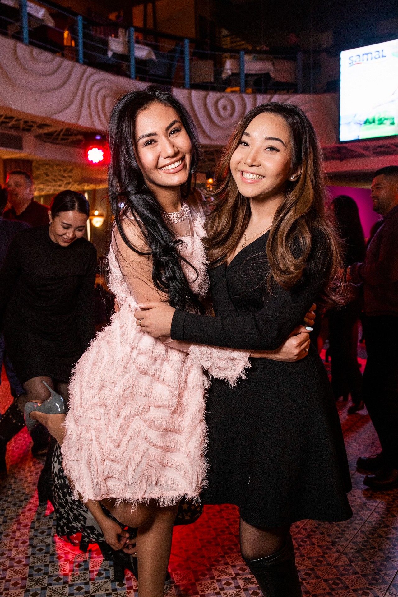 A bottle of daisy perfume with floral accents.