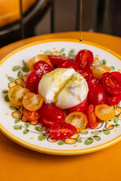 Entrée avec nos produits frais de l'été : tomates cerises & burrata crémeuse et généreuse