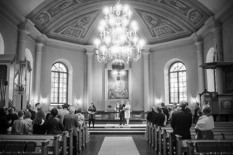 Tunnelmallinen kuva vihkimisestä