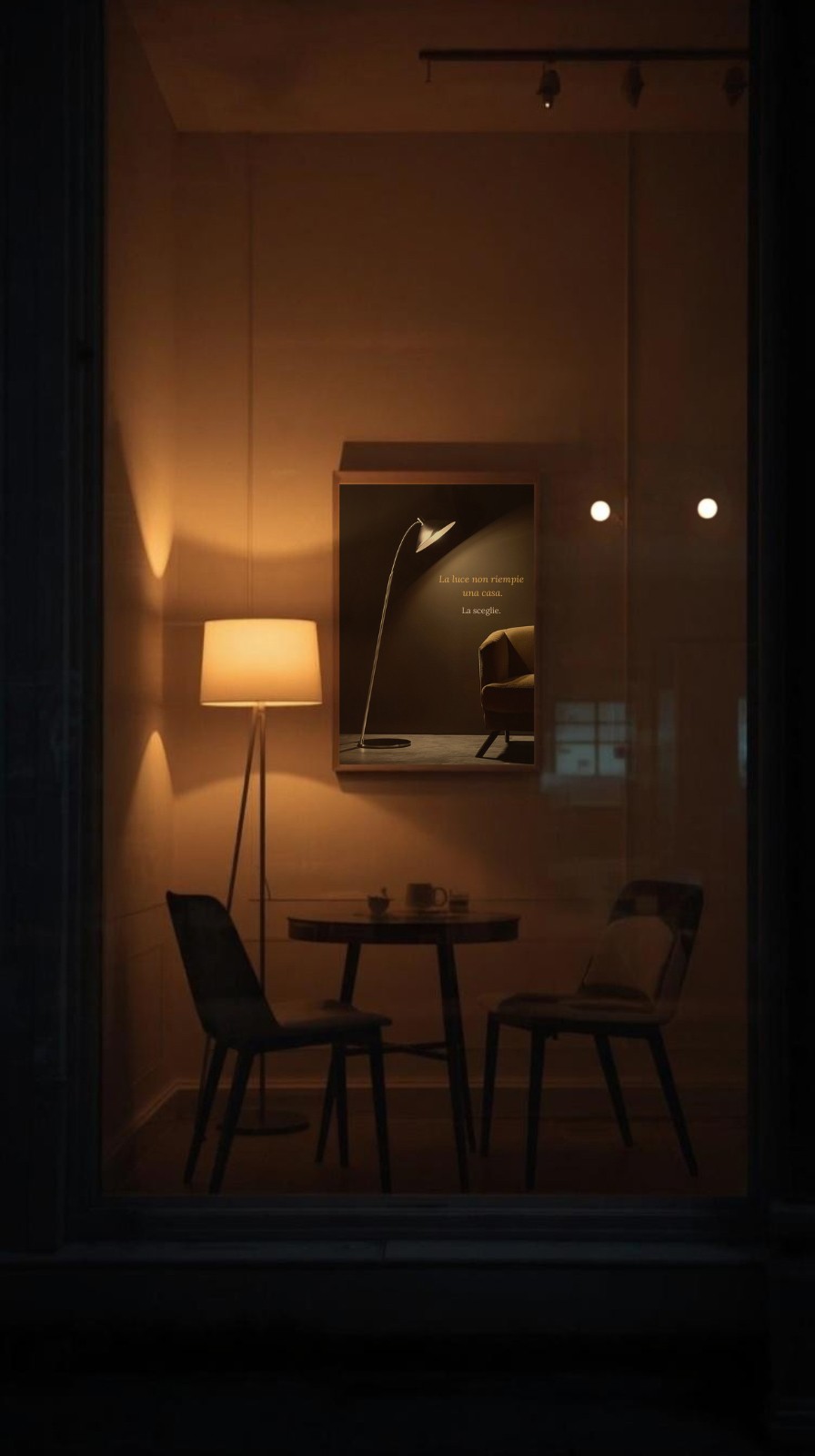 Applicazione del concept ADV in vetrina con luce calda e manifesto narrativo