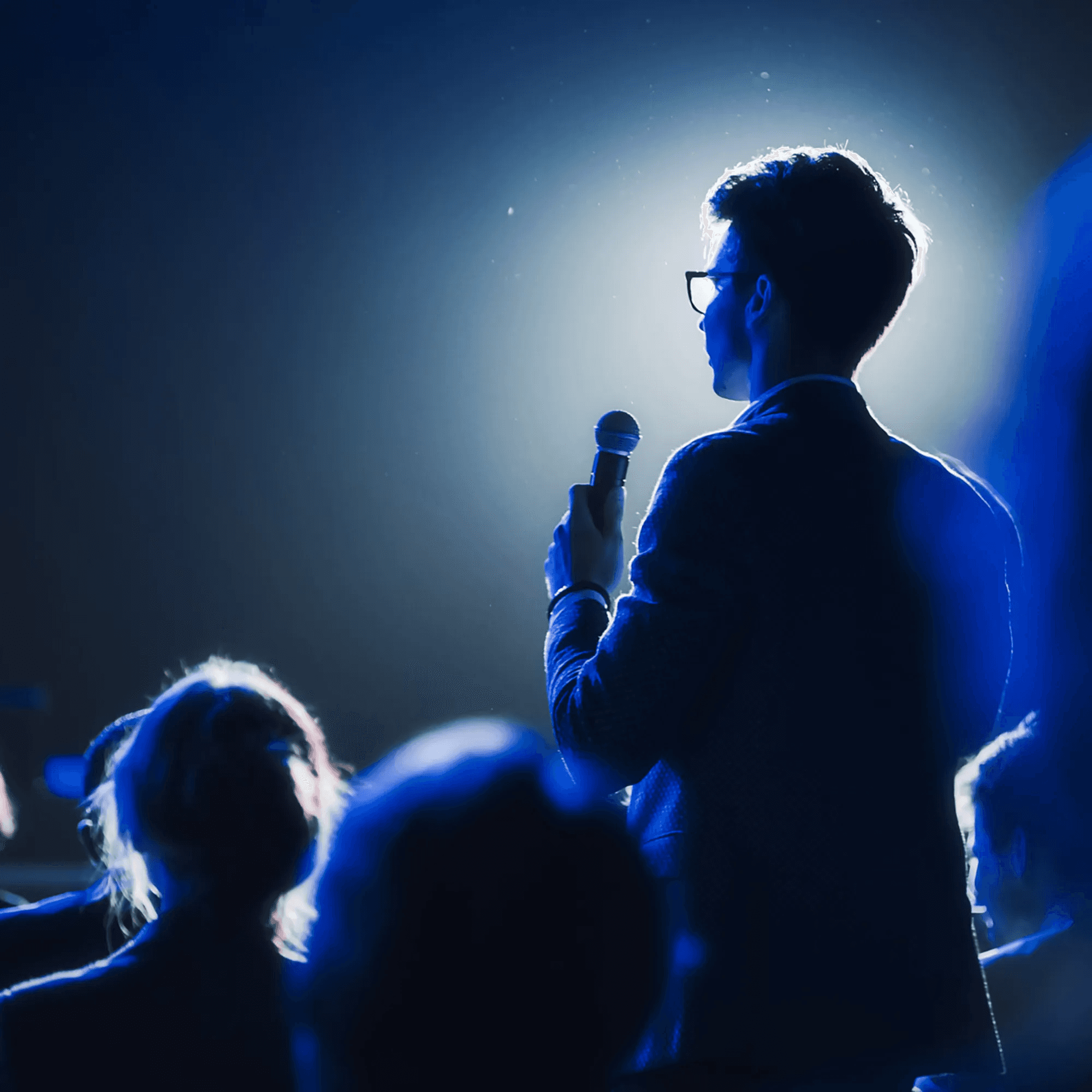 Personne s'exprimant devant un public