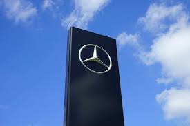 Mercedes Logo auf Säule
