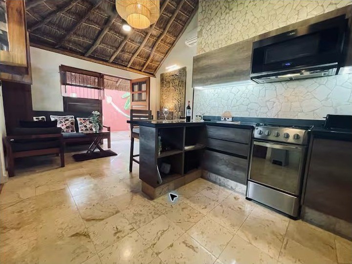 Cocina y sala de Casa Maya