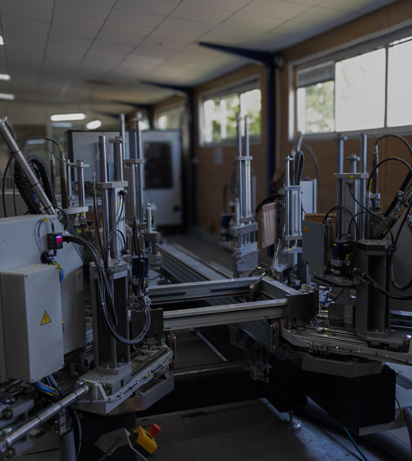 Pohled do výrobní haly s průmyslovými stroji