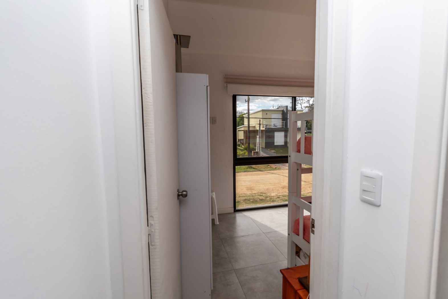 Dormitorio con cama cucheta en Casa Gaviotas - habitación ideal para niños o grupos pequeños, con cama cucheta.