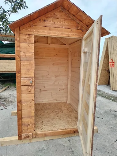 ripostiglio in legno uso generico