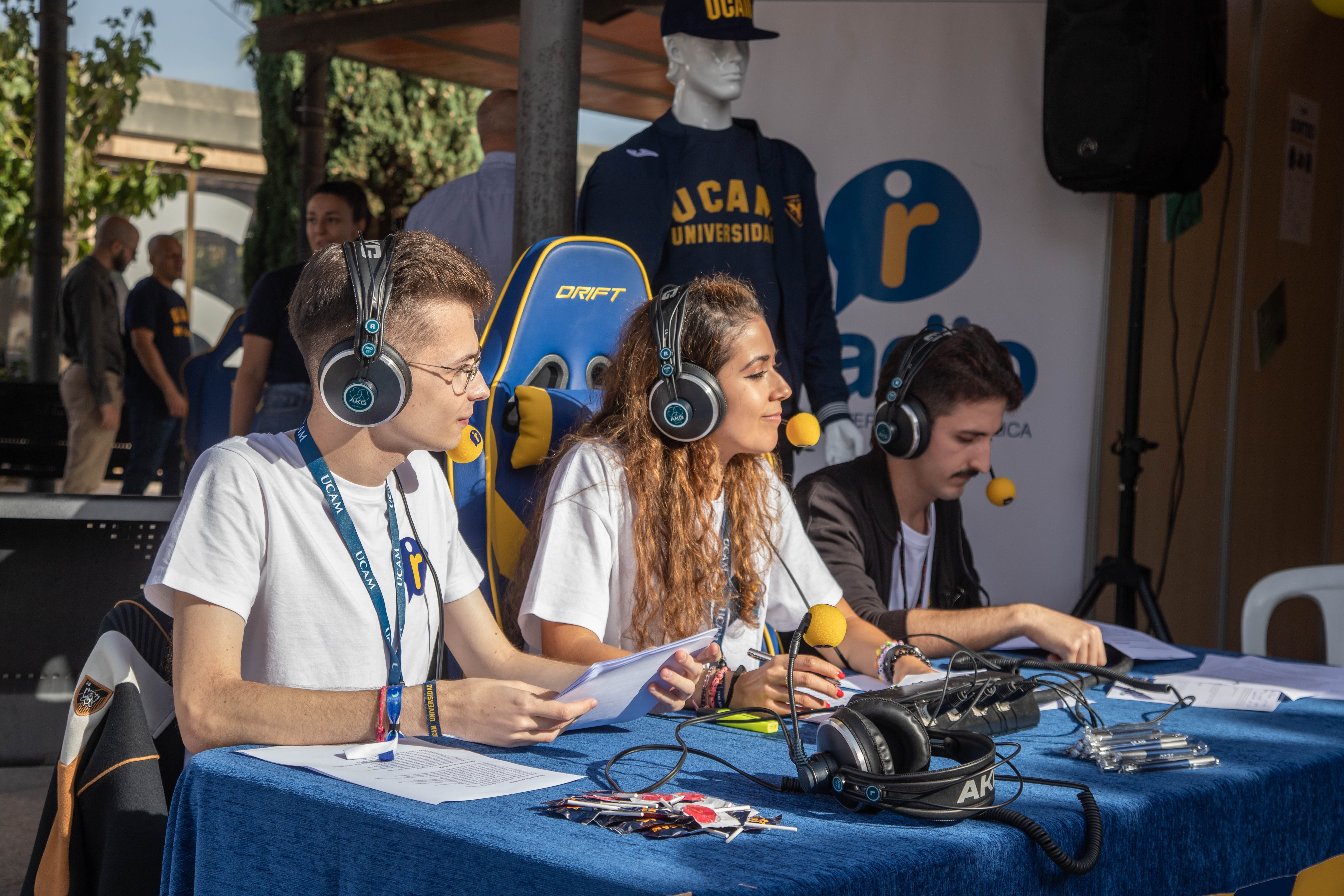 Estudiantes de Comunicación de la UCAM participando en el programa iRadio universitario