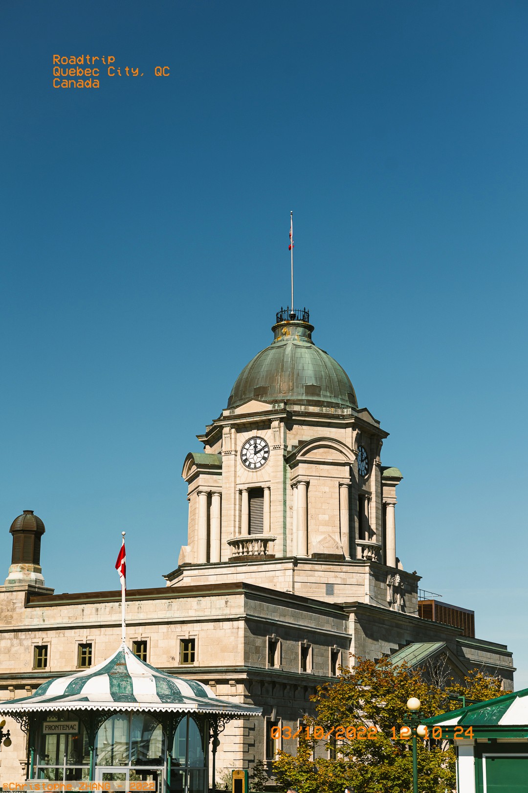 Architecture du Vieux-Québec avec une horloge et un dôme en cuivre en plein soleil.