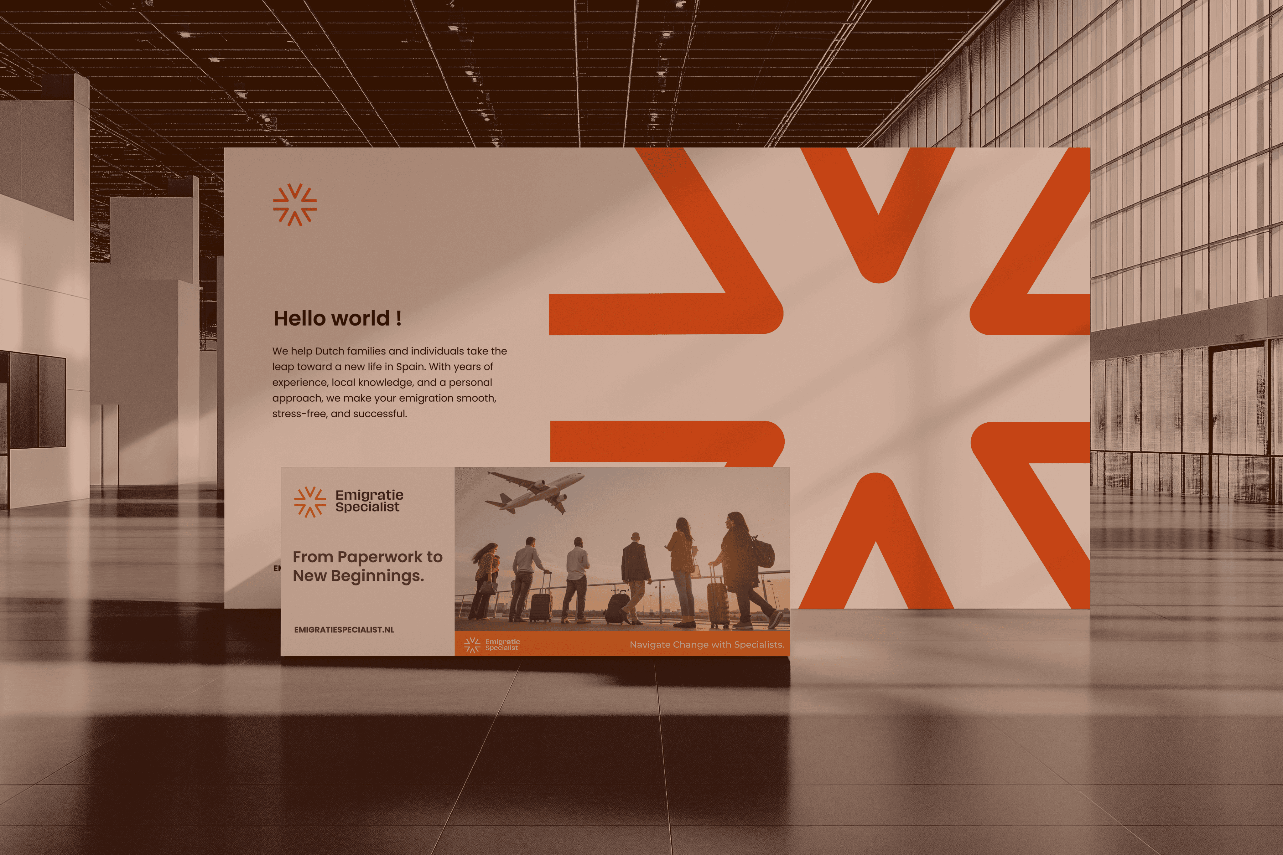 Emigratie Specialist banner met vliegtuig en reizigers op luchthaven.