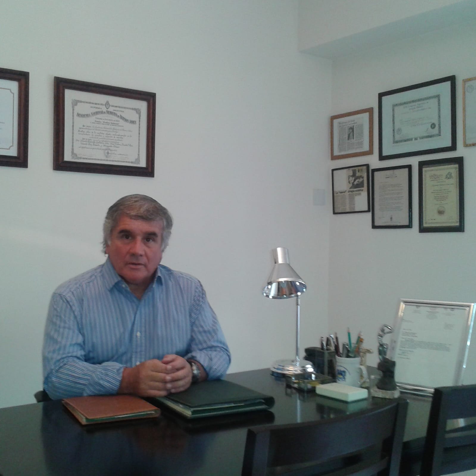El Dr. Eduardo Ciarrochi en su consultorio