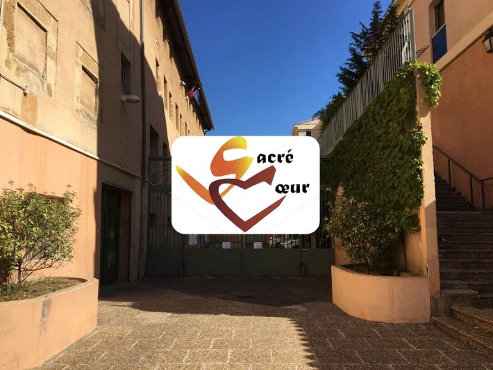 l'entrée principale du lycée sacré-coeur avec son logo au milieu de la photo