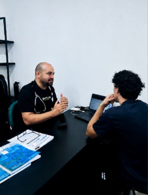 Preceptor atendendo aluno