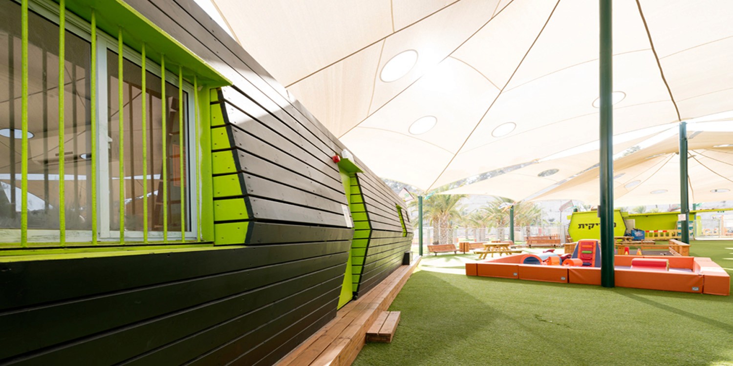 חדר ישיבות פרטי עם ריהוט ארגונומי ותקרה אקוסטית – פתרון עיצוב לחללים סגורים