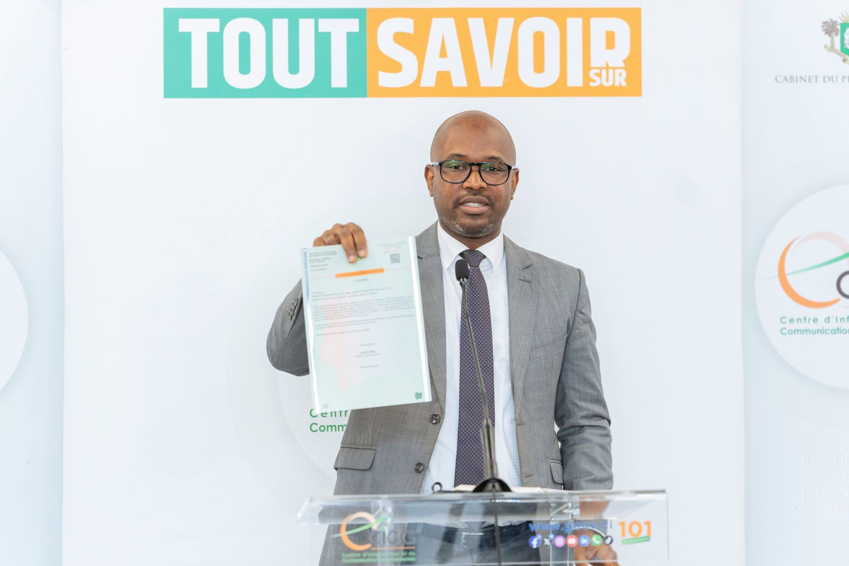 Le directeur du foncier urbain tenant une ADU