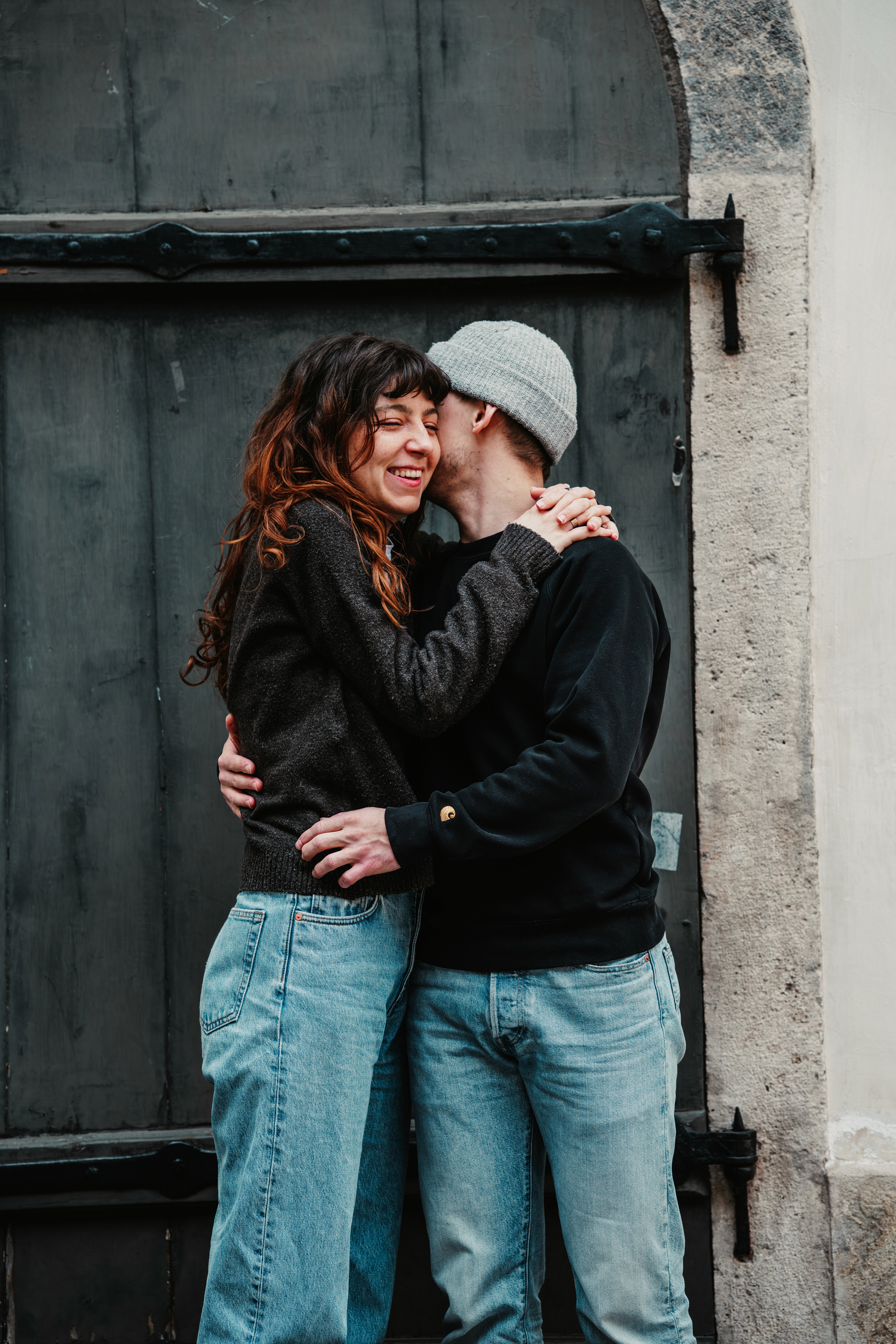 Zwei Freundinnnen sitzen in einem Feld und schauen sich an