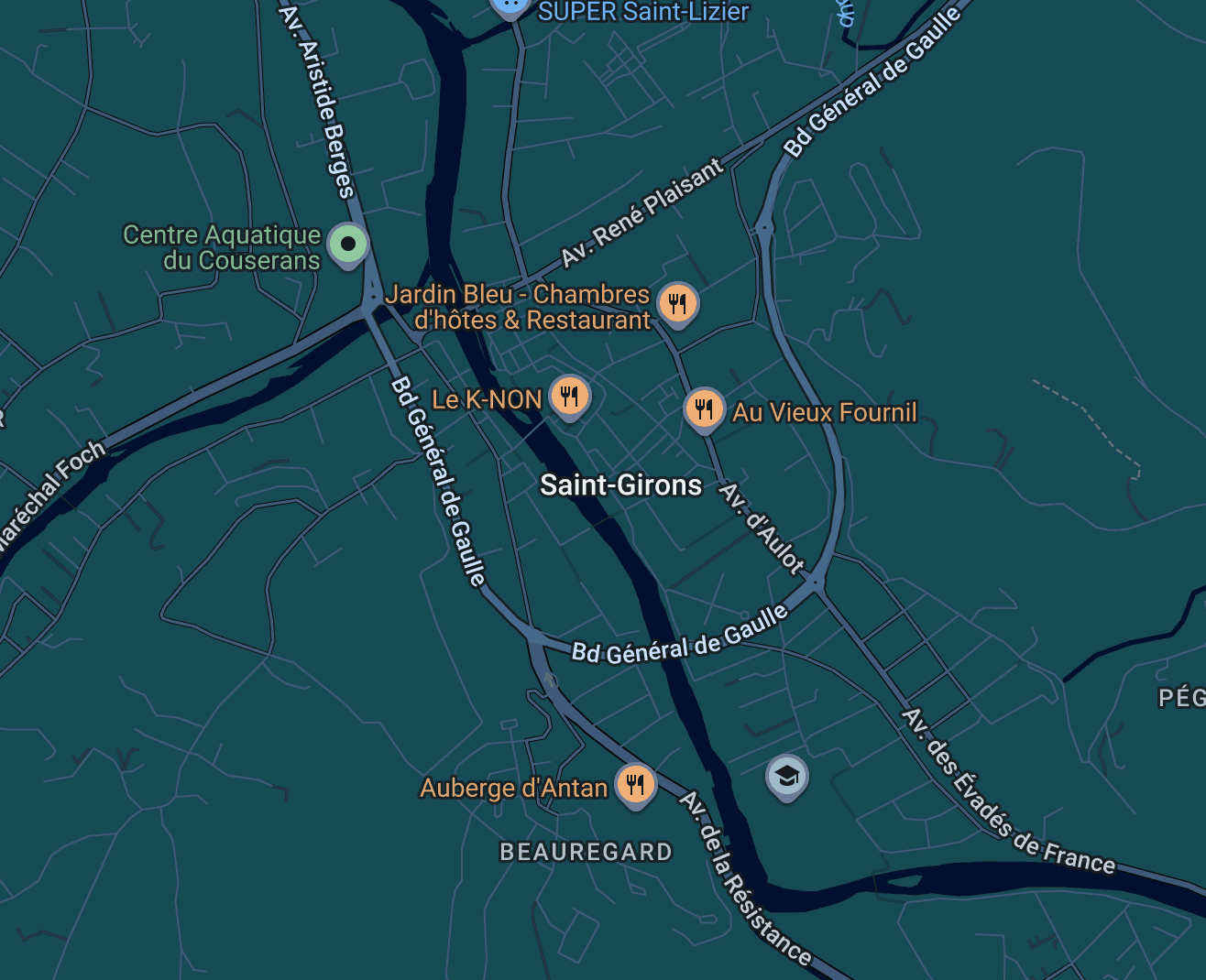 Couvreur SG Rénovation Toiture travaillant sur une toiture en ardoise dans le centre historique de Saint-Girons