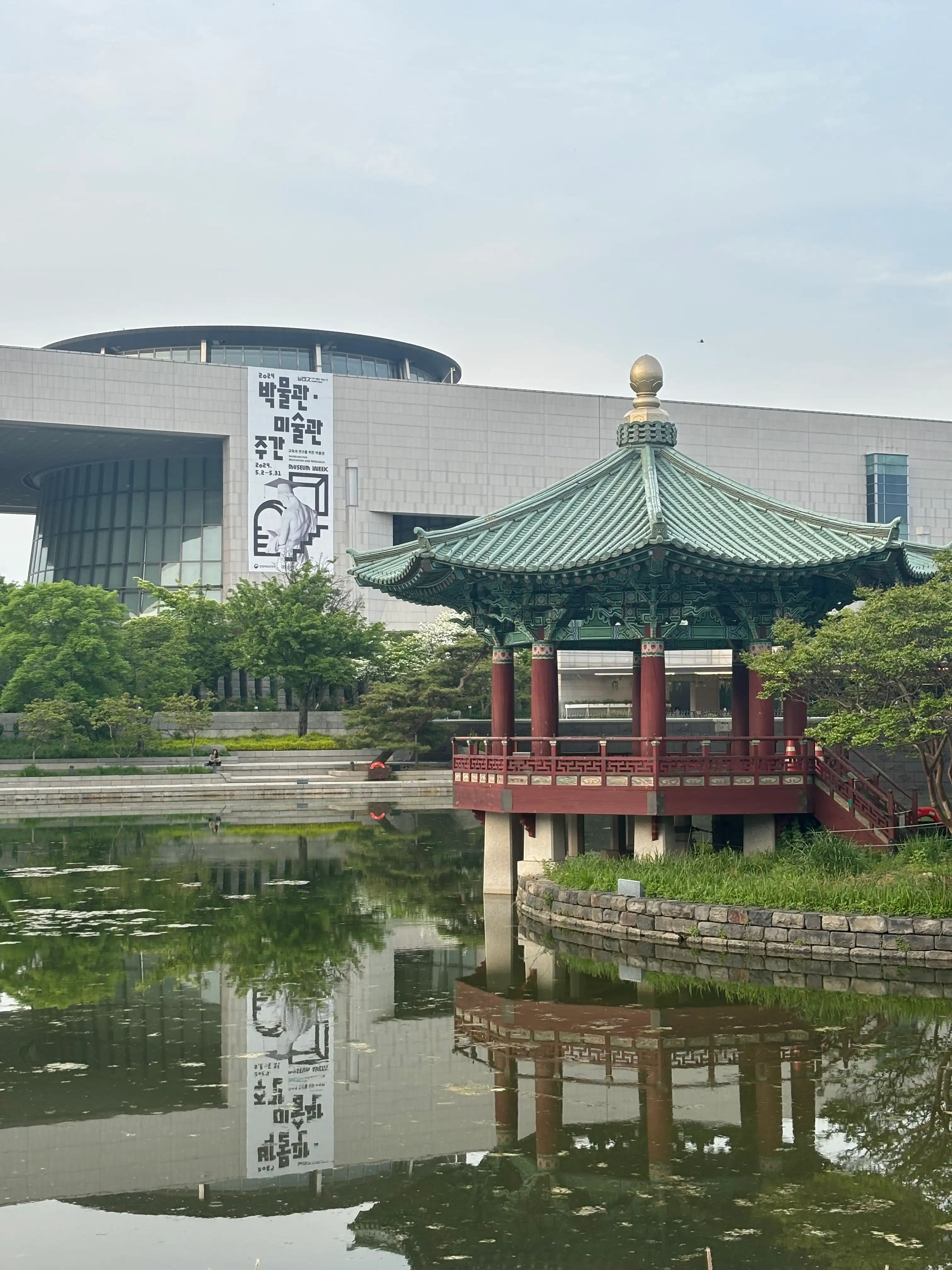 traditioneel koreaans huisje op het water