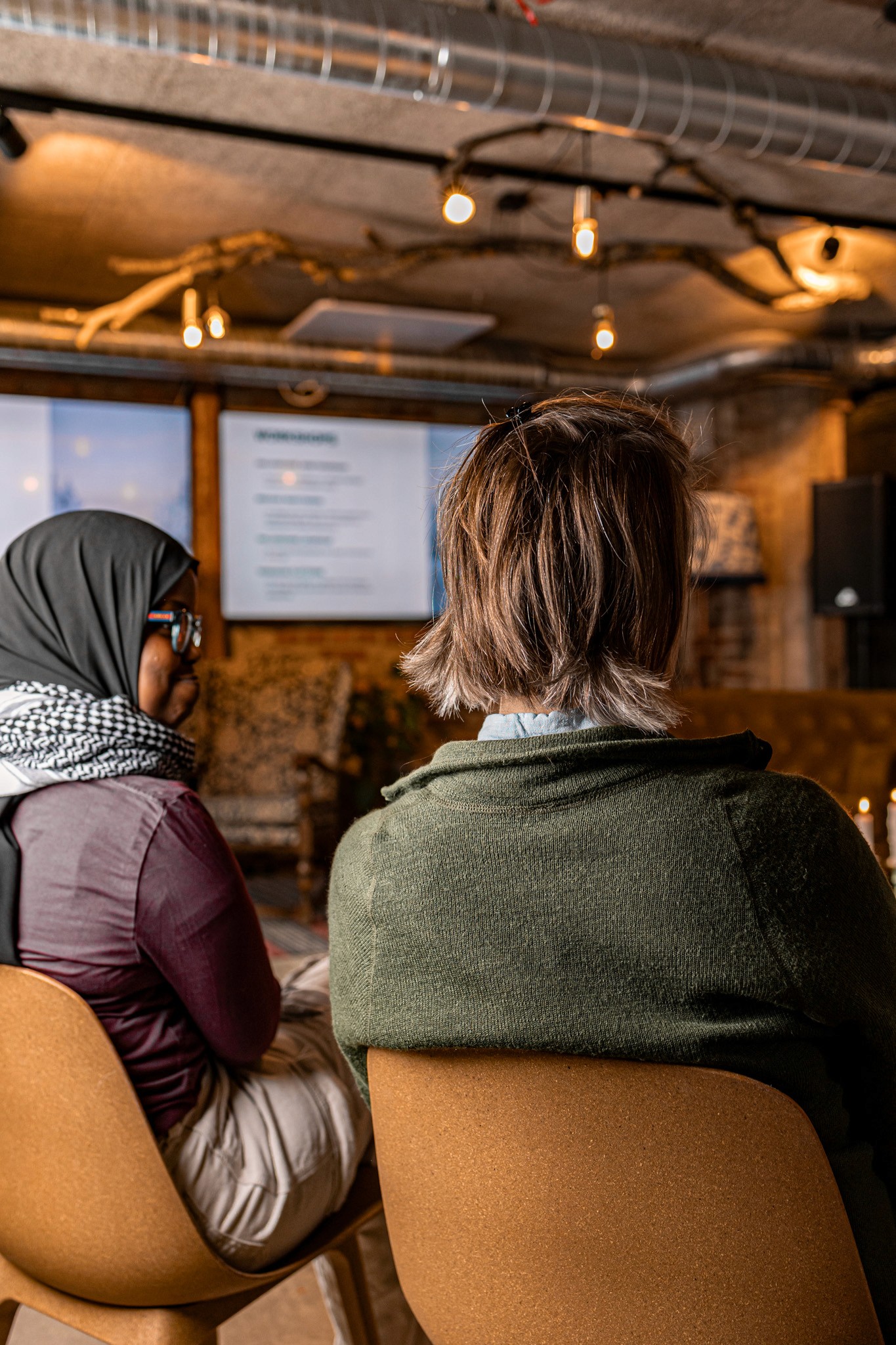 Två kvinnor medverkar på en workshop med NOI