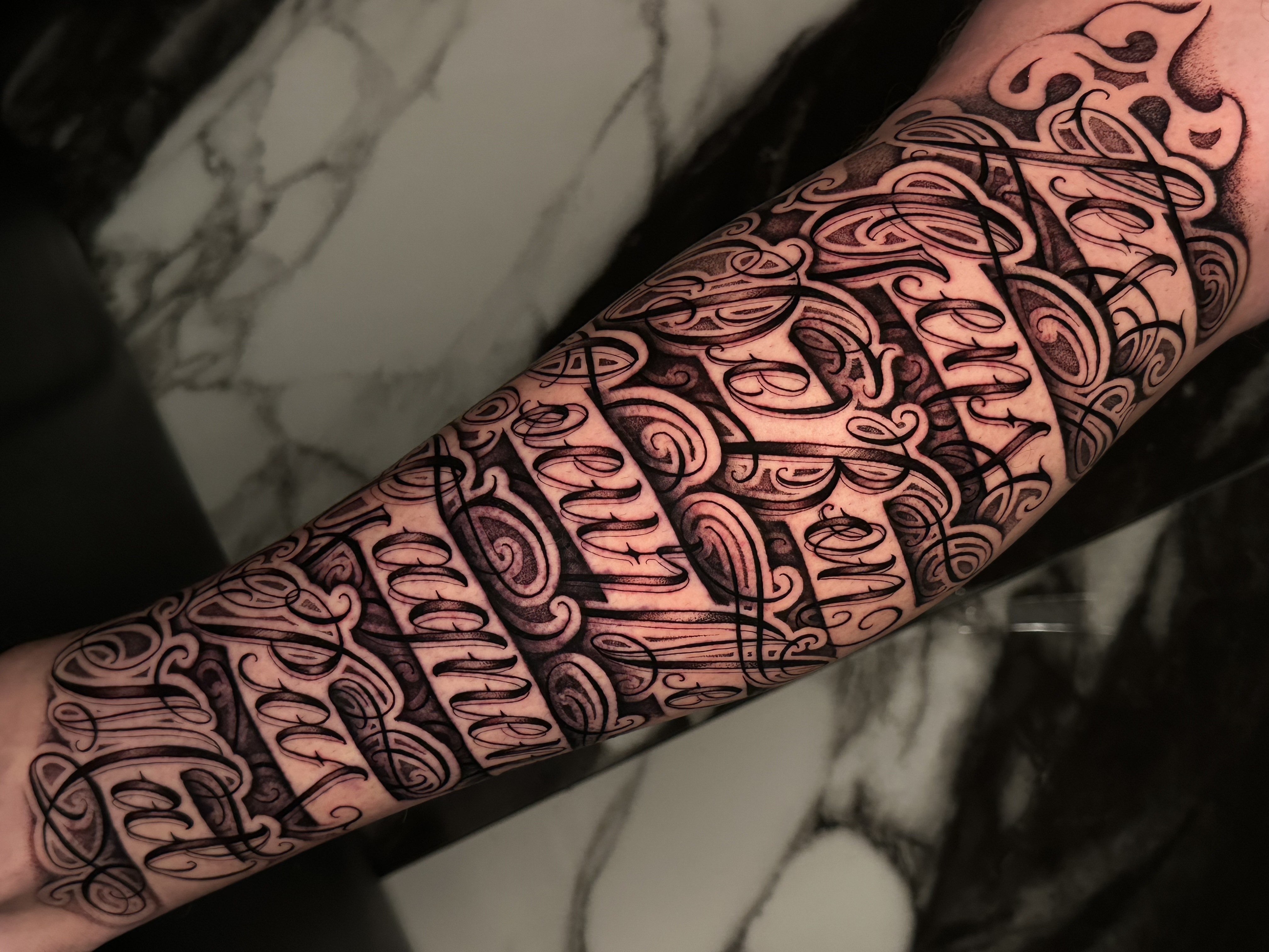 tatuaggio sull'avambraccio in stile chicano